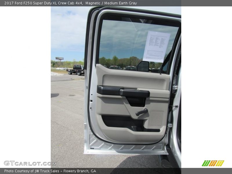 Magnetic / Medium Earth Gray 2017 Ford F250 Super Duty XL Crew Cab 4x4