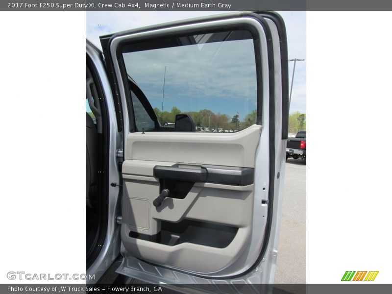 Magnetic / Medium Earth Gray 2017 Ford F250 Super Duty XL Crew Cab 4x4