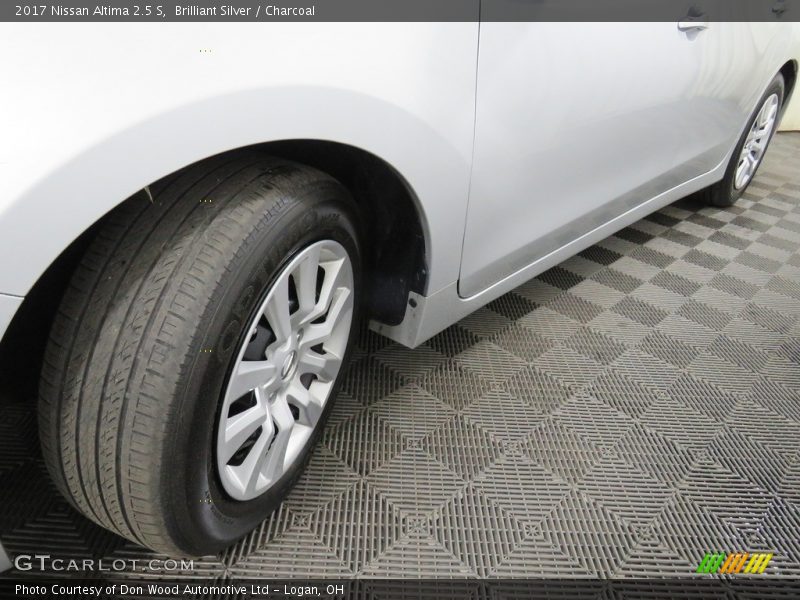 Brilliant Silver / Charcoal 2017 Nissan Altima 2.5 S