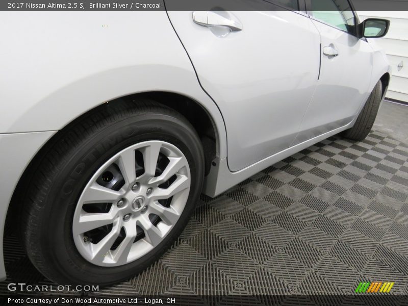 Brilliant Silver / Charcoal 2017 Nissan Altima 2.5 S