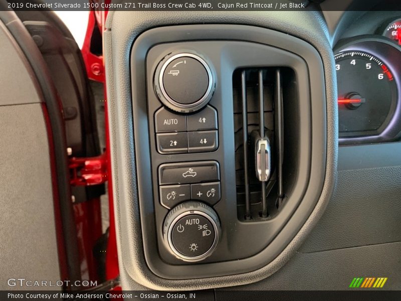 Controls of 2019 Silverado 1500 Custom Z71 Trail Boss Crew Cab 4WD