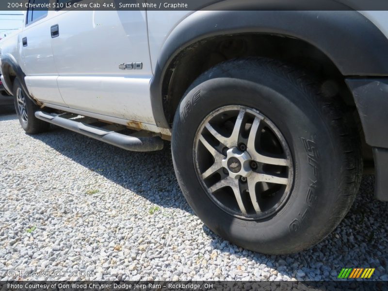 Summit White / Graphite 2004 Chevrolet S10 LS Crew Cab 4x4