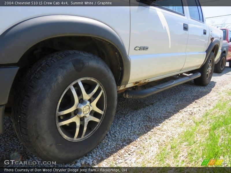 Summit White / Graphite 2004 Chevrolet S10 LS Crew Cab 4x4