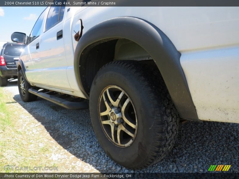 Summit White / Graphite 2004 Chevrolet S10 LS Crew Cab 4x4