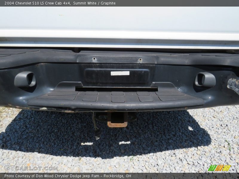 Summit White / Graphite 2004 Chevrolet S10 LS Crew Cab 4x4