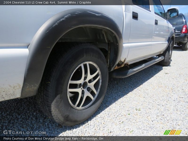 Summit White / Graphite 2004 Chevrolet S10 LS Crew Cab 4x4