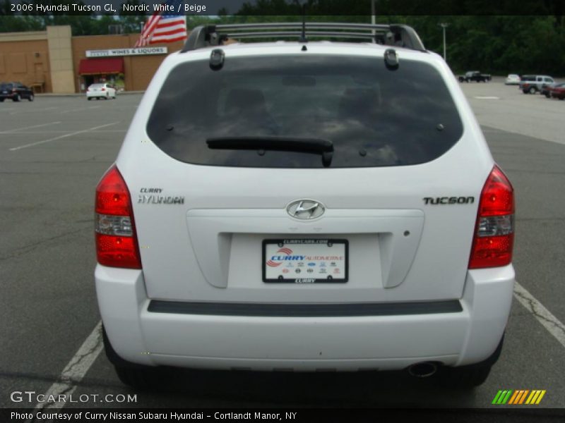 Nordic White / Beige 2006 Hyundai Tucson GL