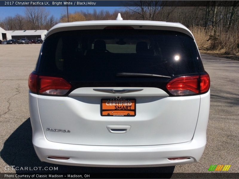 Bright White / Black/Alloy 2017 Chrysler Pacifica LX