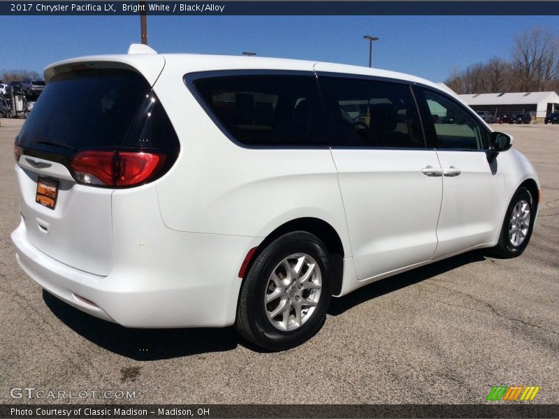 Bright White / Black/Alloy 2017 Chrysler Pacifica LX