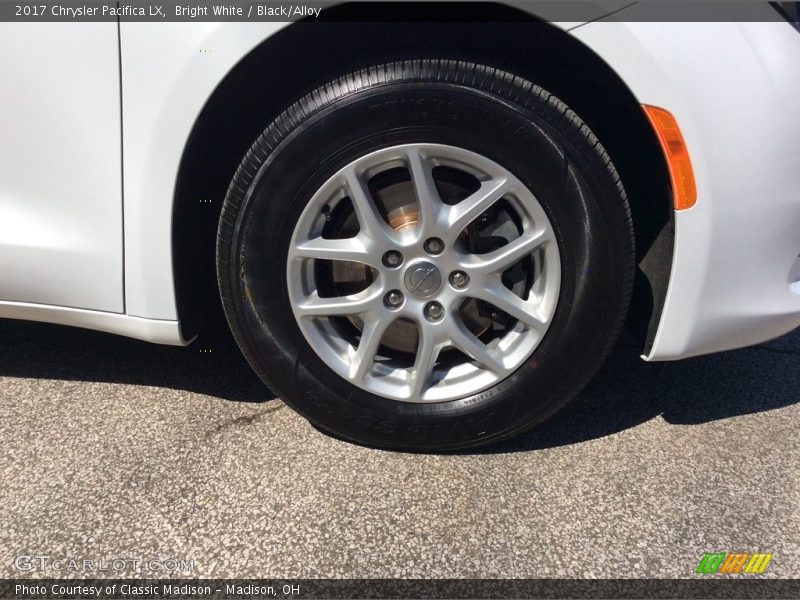 Bright White / Black/Alloy 2017 Chrysler Pacifica LX