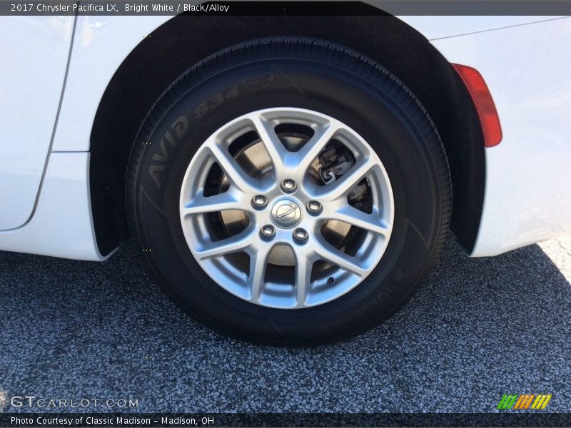 Bright White / Black/Alloy 2017 Chrysler Pacifica LX