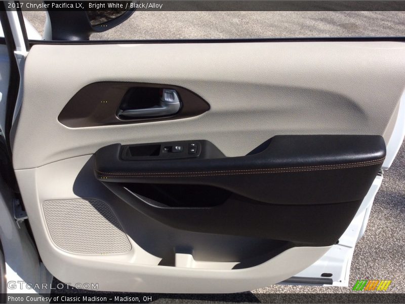 Bright White / Black/Alloy 2017 Chrysler Pacifica LX