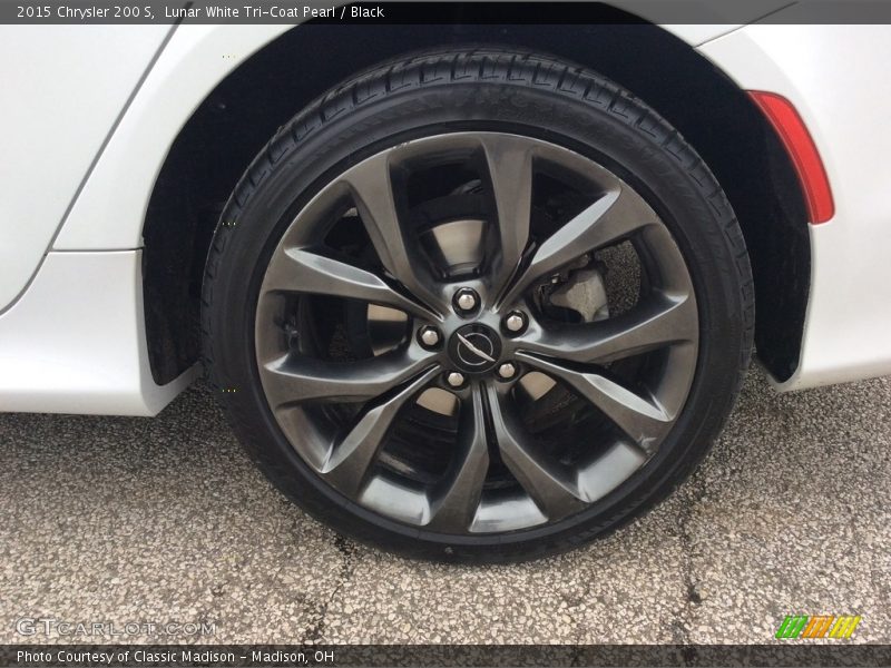 Lunar White Tri-Coat Pearl / Black 2015 Chrysler 200 S