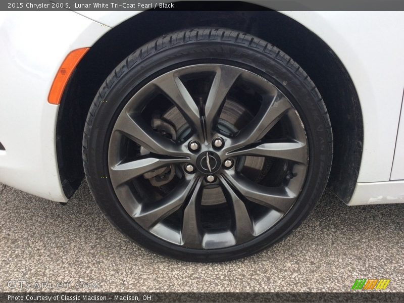 Lunar White Tri-Coat Pearl / Black 2015 Chrysler 200 S
