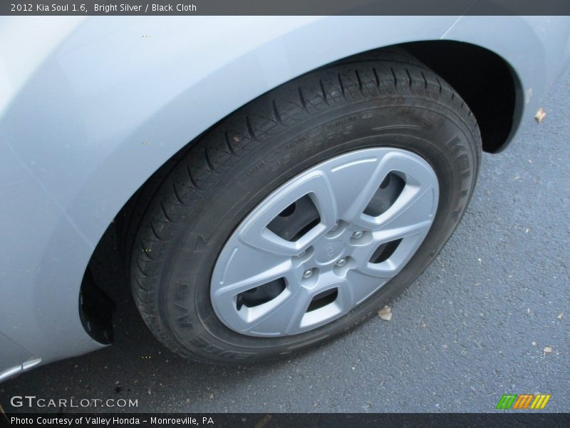 Bright Silver / Black Cloth 2012 Kia Soul 1.6