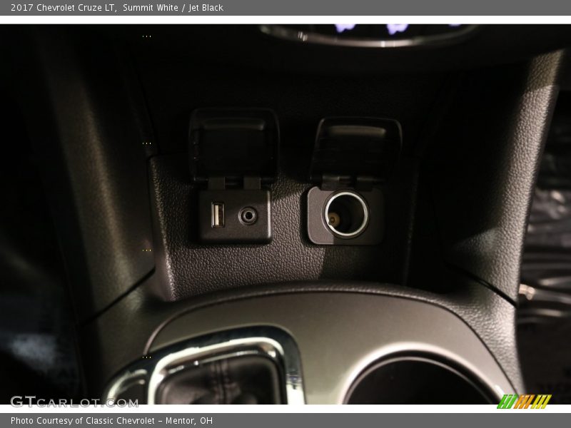 Summit White / Jet Black 2017 Chevrolet Cruze LT