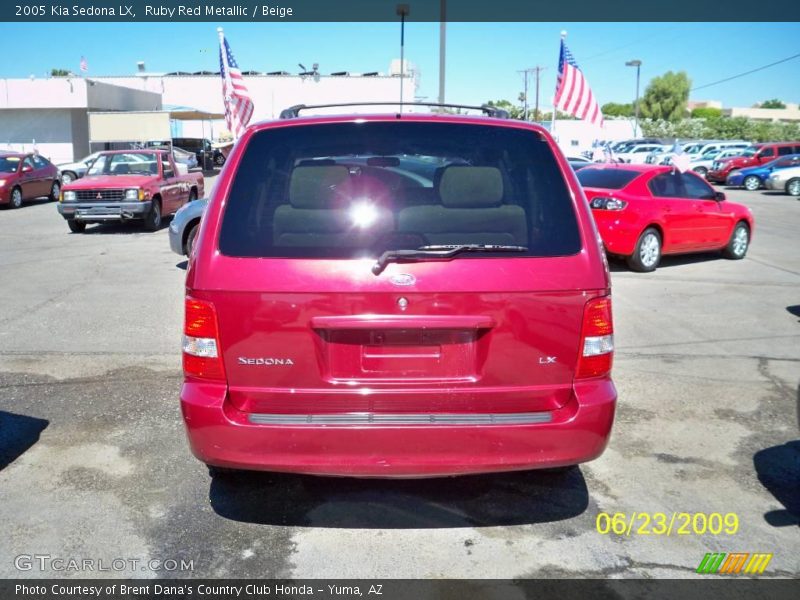 Ruby Red Metallic / Beige 2005 Kia Sedona LX