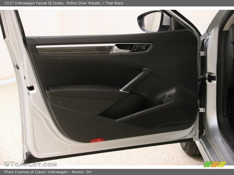 Reflex Silver Metallic / Titan Black 2017 Volkswagen Passat SE Sedan