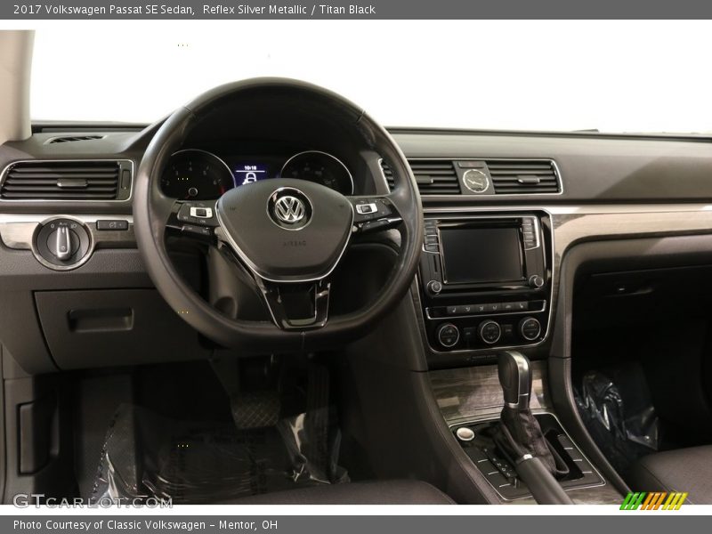 Reflex Silver Metallic / Titan Black 2017 Volkswagen Passat SE Sedan