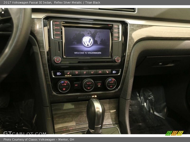 Reflex Silver Metallic / Titan Black 2017 Volkswagen Passat SE Sedan