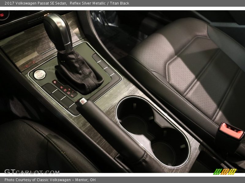 Reflex Silver Metallic / Titan Black 2017 Volkswagen Passat SE Sedan
