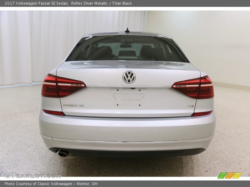 Reflex Silver Metallic / Titan Black 2017 Volkswagen Passat SE Sedan