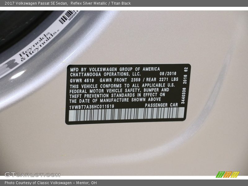 Reflex Silver Metallic / Titan Black 2017 Volkswagen Passat SE Sedan