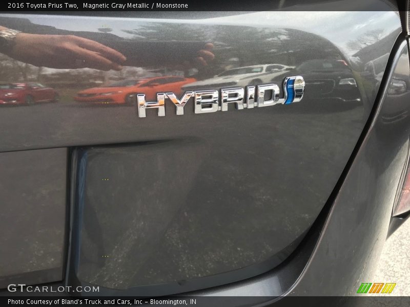 Magnetic Gray Metallic / Moonstone 2016 Toyota Prius Two