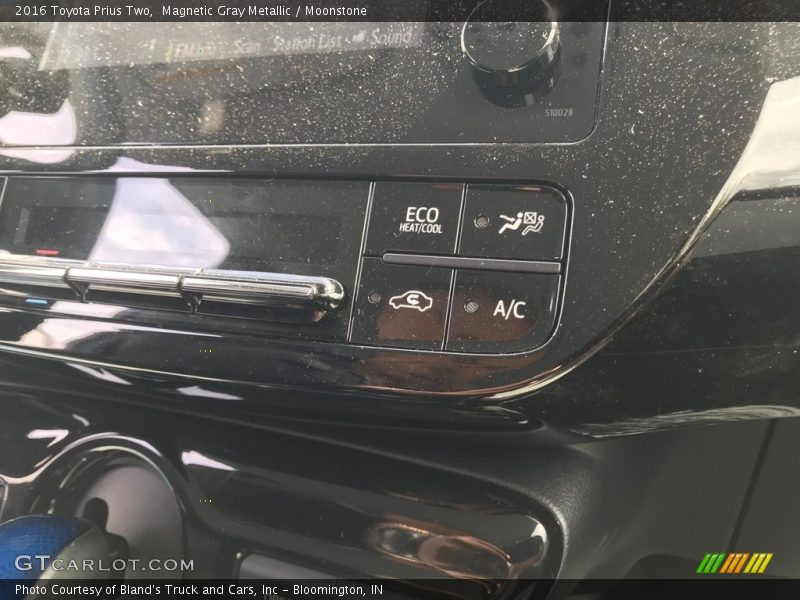Magnetic Gray Metallic / Moonstone 2016 Toyota Prius Two