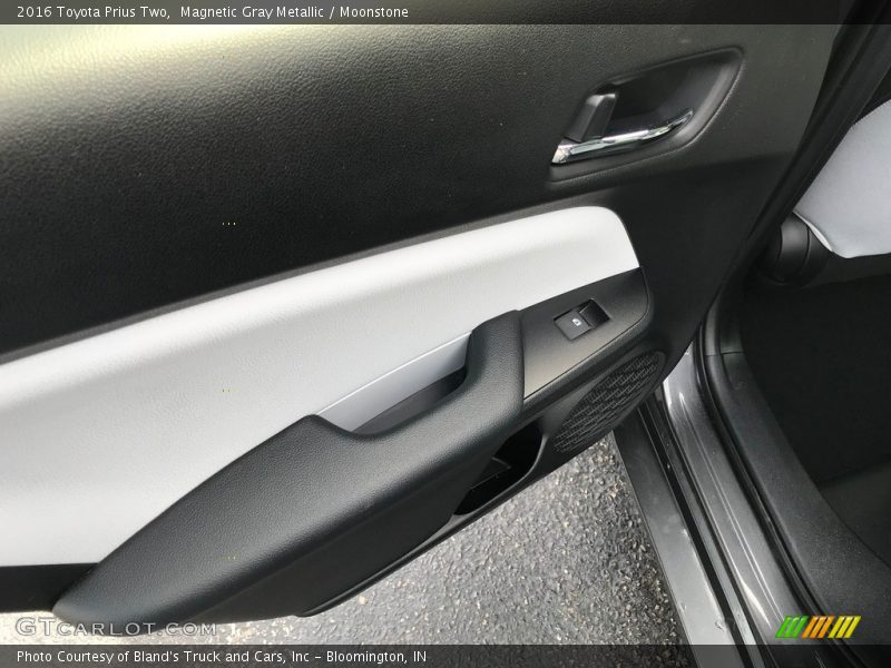 Magnetic Gray Metallic / Moonstone 2016 Toyota Prius Two