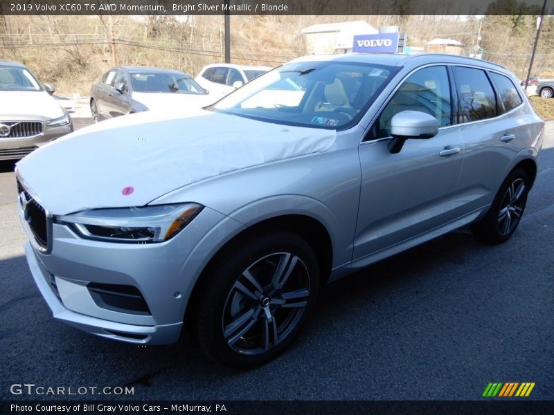 Front 3/4 View of 2019 XC60 T6 AWD Momentum