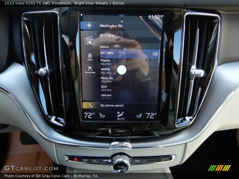Controls of 2019 XC60 T6 AWD Momentum