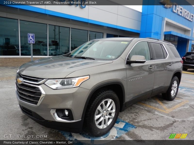Pepperdust Metallic / Jet Black 2019 Chevrolet Traverse LT AWD