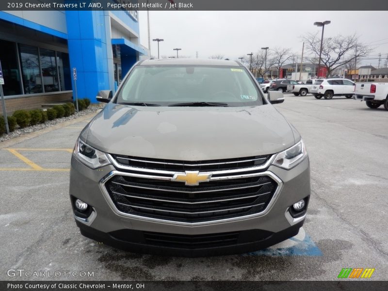 Pepperdust Metallic / Jet Black 2019 Chevrolet Traverse LT AWD