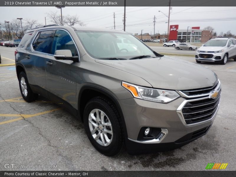 Pepperdust Metallic / Jet Black 2019 Chevrolet Traverse LT AWD