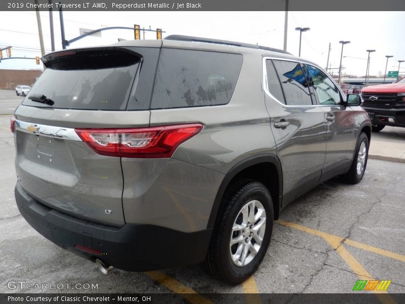 Pepperdust Metallic / Jet Black 2019 Chevrolet Traverse LT AWD