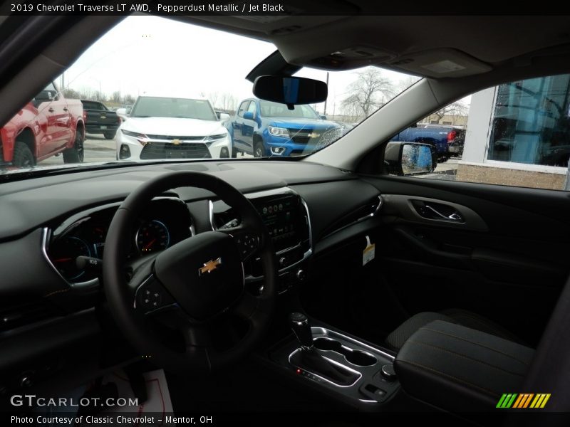 Pepperdust Metallic / Jet Black 2019 Chevrolet Traverse LT AWD