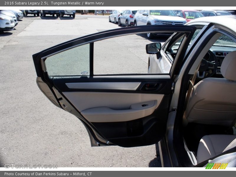 Tungsten Metallic / Warm Ivory 2016 Subaru Legacy 2.5i