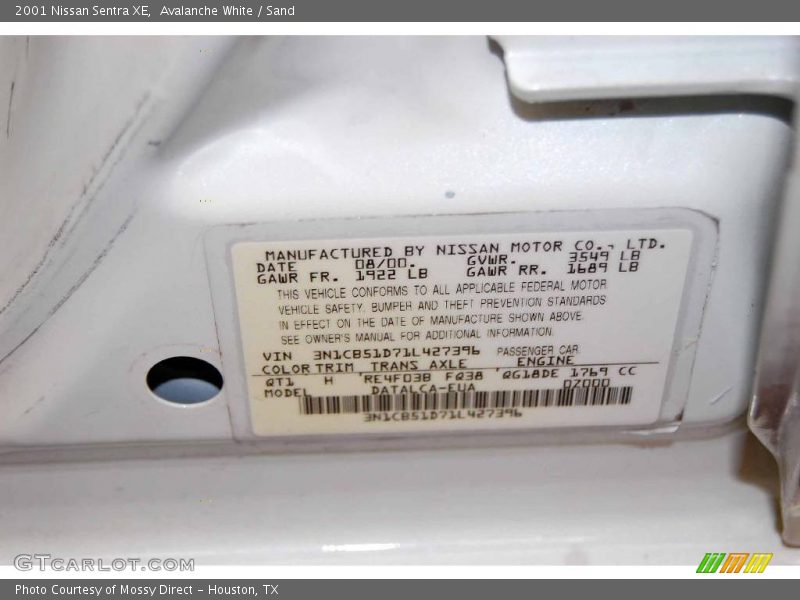 Avalanche White / Sand 2001 Nissan Sentra XE