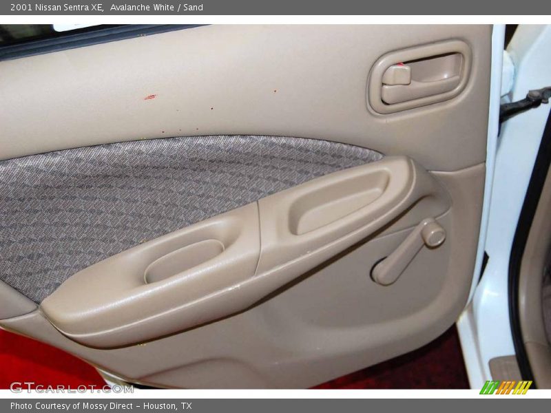 Avalanche White / Sand 2001 Nissan Sentra XE
