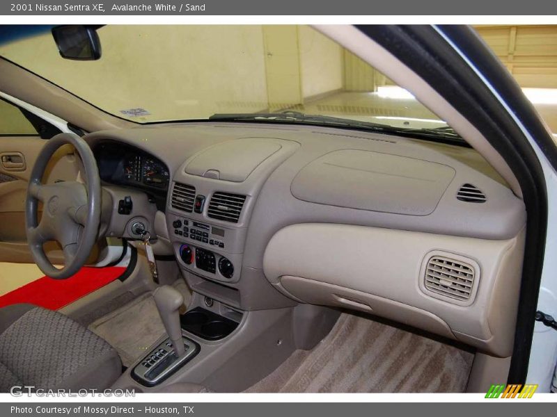 Avalanche White / Sand 2001 Nissan Sentra XE