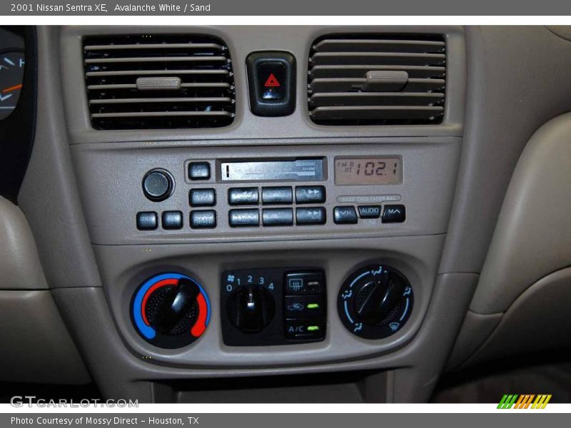 Avalanche White / Sand 2001 Nissan Sentra XE