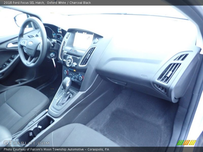 Oxford White / Charcoal Black 2018 Ford Focus SEL Hatch