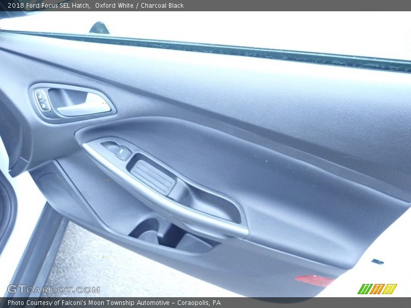 Oxford White / Charcoal Black 2018 Ford Focus SEL Hatch