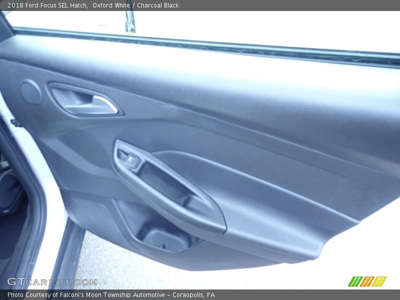 Oxford White / Charcoal Black 2018 Ford Focus SEL Hatch