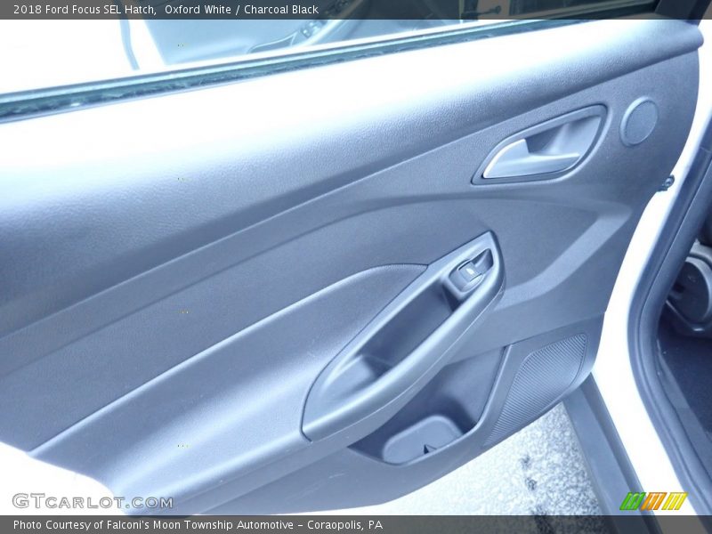Oxford White / Charcoal Black 2018 Ford Focus SEL Hatch
