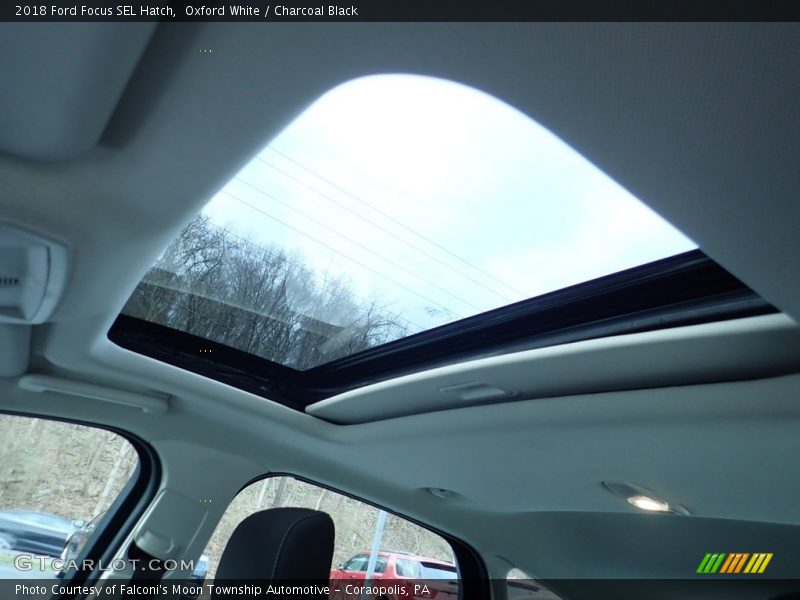 Oxford White / Charcoal Black 2018 Ford Focus SEL Hatch