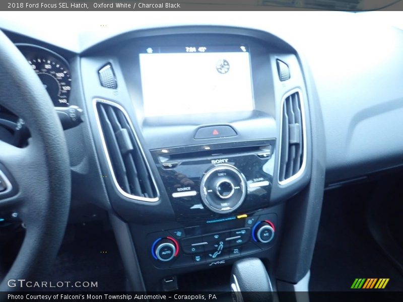 Oxford White / Charcoal Black 2018 Ford Focus SEL Hatch