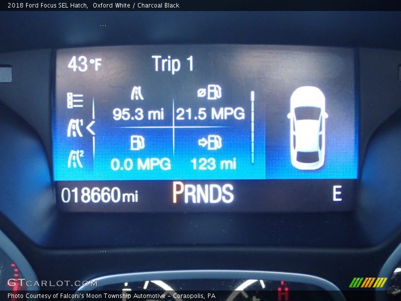 Oxford White / Charcoal Black 2018 Ford Focus SEL Hatch