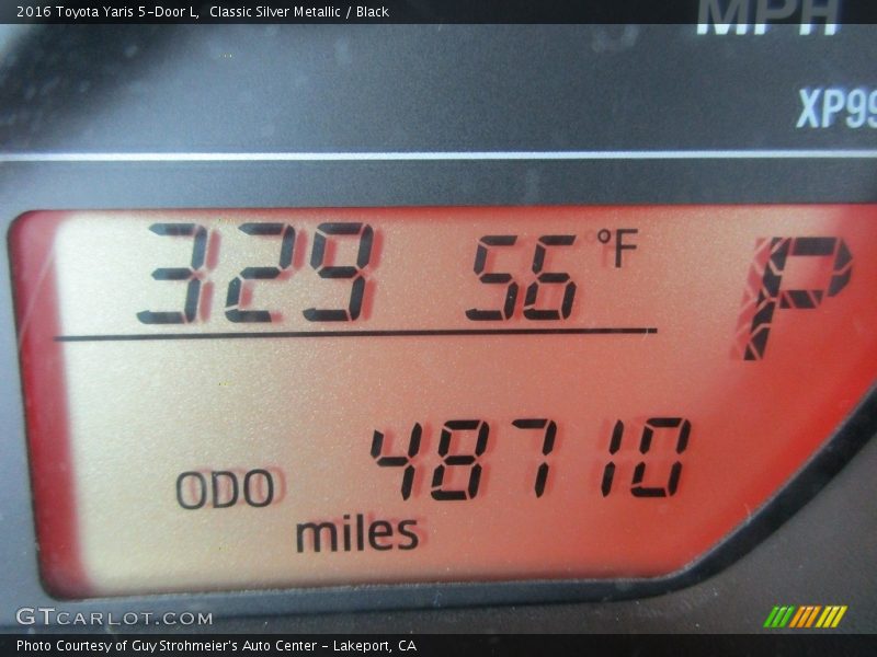 Classic Silver Metallic / Black 2016 Toyota Yaris 5-Door L